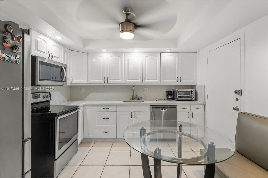 Active With Contract: $2,550 (2 beds, 2 baths, 1070 Square Feet)