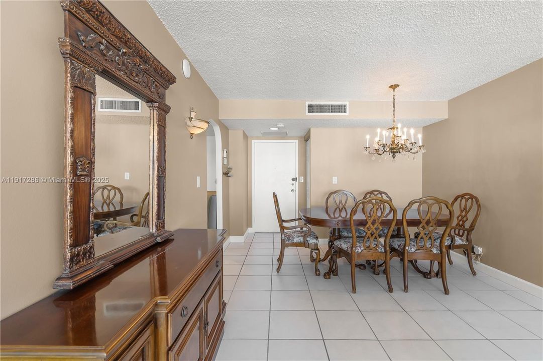 Active With Contract: $2,550 (2 beds, 2 baths, 1070 Square Feet)