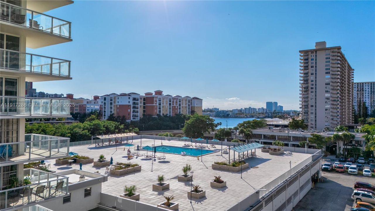 Active With Contract: $2,550 (2 beds, 2 baths, 1070 Square Feet)