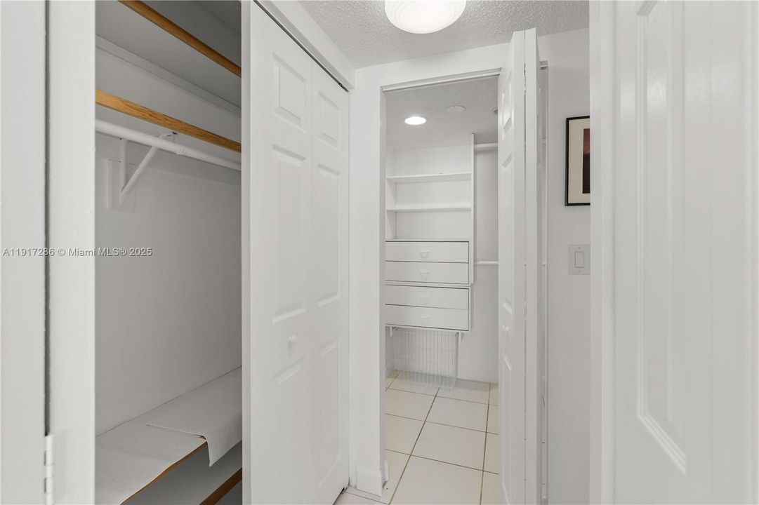 Active With Contract: $2,550 (2 beds, 2 baths, 1070 Square Feet)