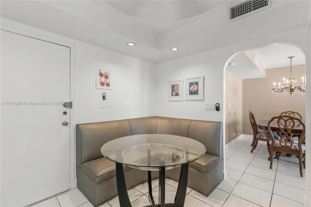 Active With Contract: $2,550 (2 beds, 2 baths, 1070 Square Feet)