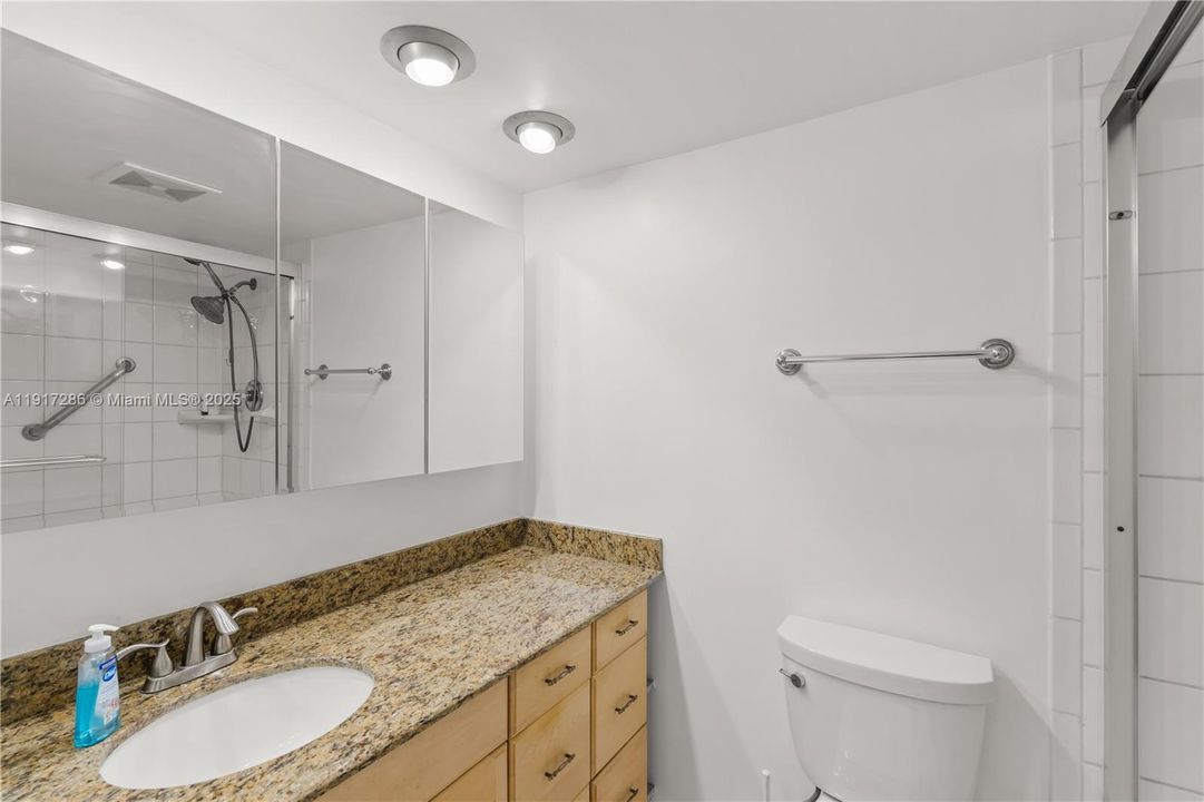 Active With Contract: $2,550 (2 beds, 2 baths, 1070 Square Feet)