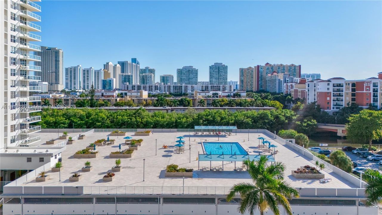 Active With Contract: $2,550 (2 beds, 2 baths, 1070 Square Feet)