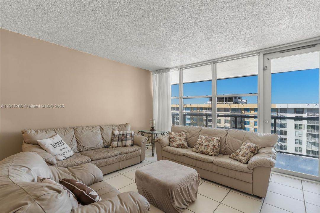 Active With Contract: $2,550 (2 beds, 2 baths, 1070 Square Feet)