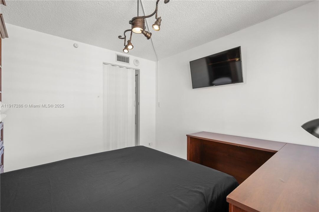 Active With Contract: $2,550 (2 beds, 2 baths, 1070 Square Feet)