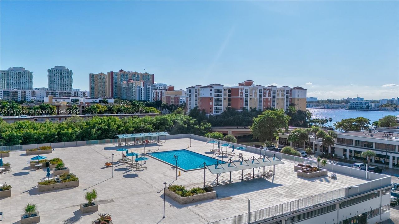 Active With Contract: $2,550 (2 beds, 2 baths, 1070 Square Feet)