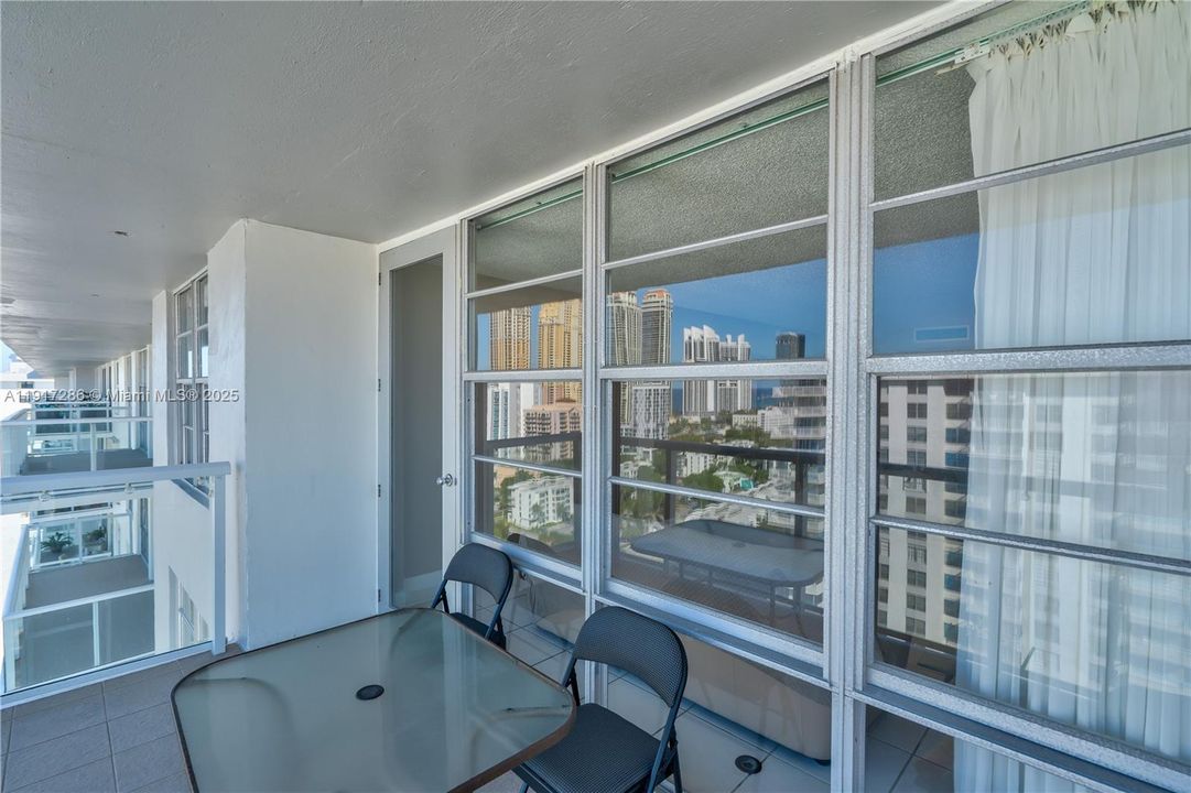 Active With Contract: $2,550 (2 beds, 2 baths, 1070 Square Feet)