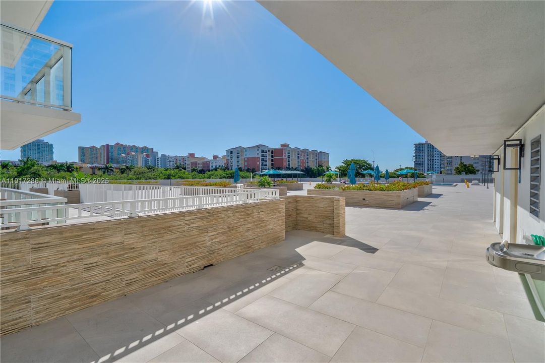 Active With Contract: $2,550 (2 beds, 2 baths, 1070 Square Feet)