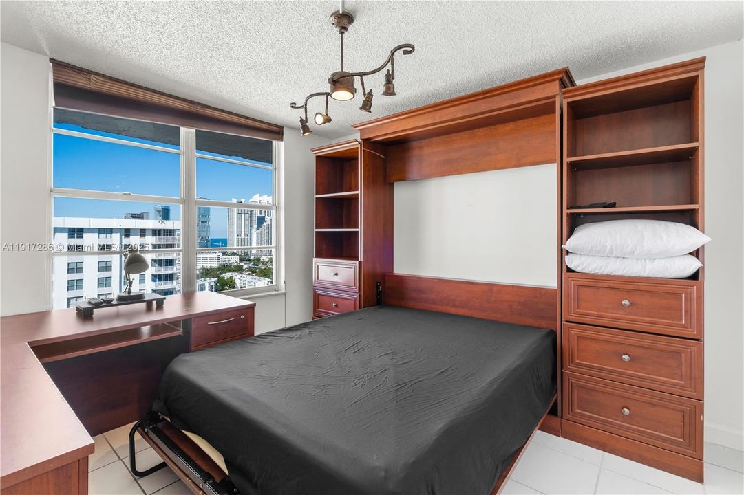 Active With Contract: $2,550 (2 beds, 2 baths, 1070 Square Feet)