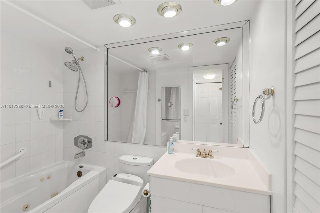 Active With Contract: $2,550 (2 beds, 2 baths, 1070 Square Feet)