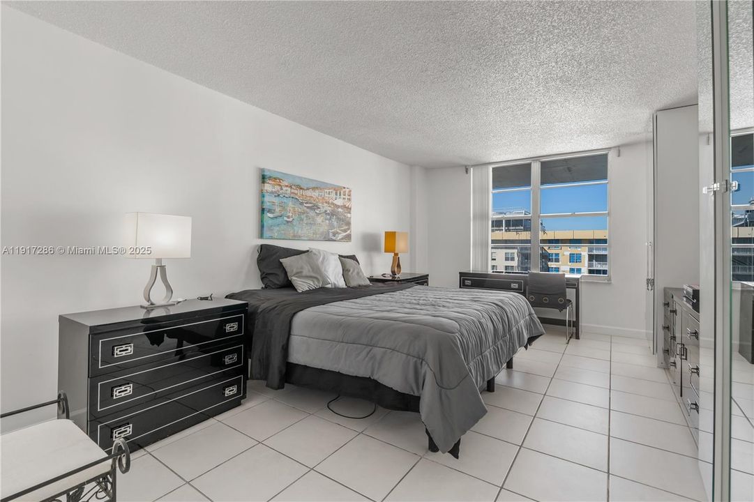 Active With Contract: $2,550 (2 beds, 2 baths, 1070 Square Feet)