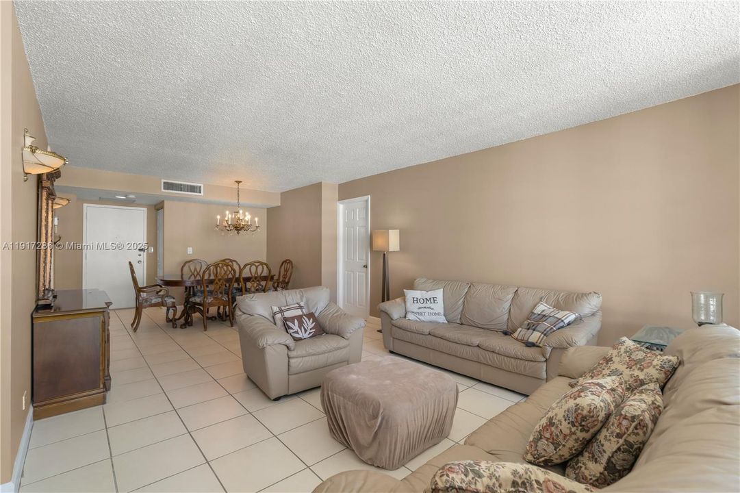 Active With Contract: $2,550 (2 beds, 2 baths, 1070 Square Feet)