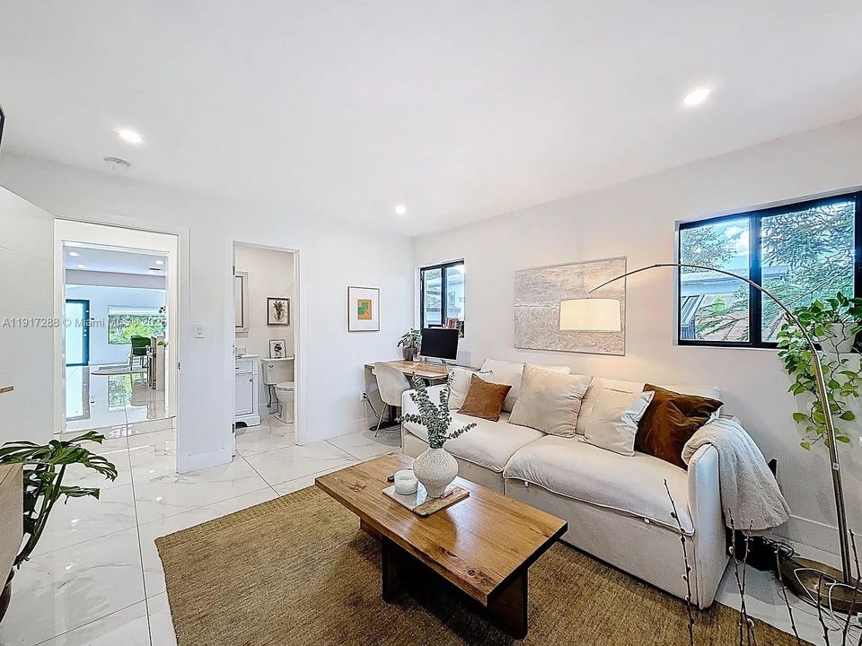 出租: $5,500 (4 贝兹, 3 浴室, 1646 平方英尺)