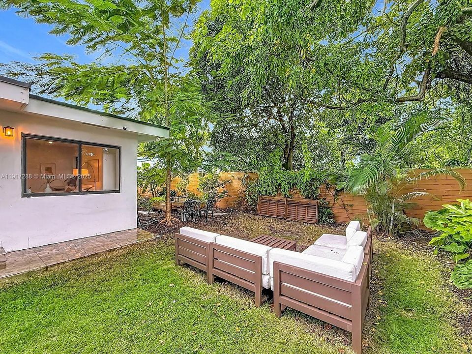 出租: $5,500 (4 贝兹, 3 浴室, 1646 平方英尺)