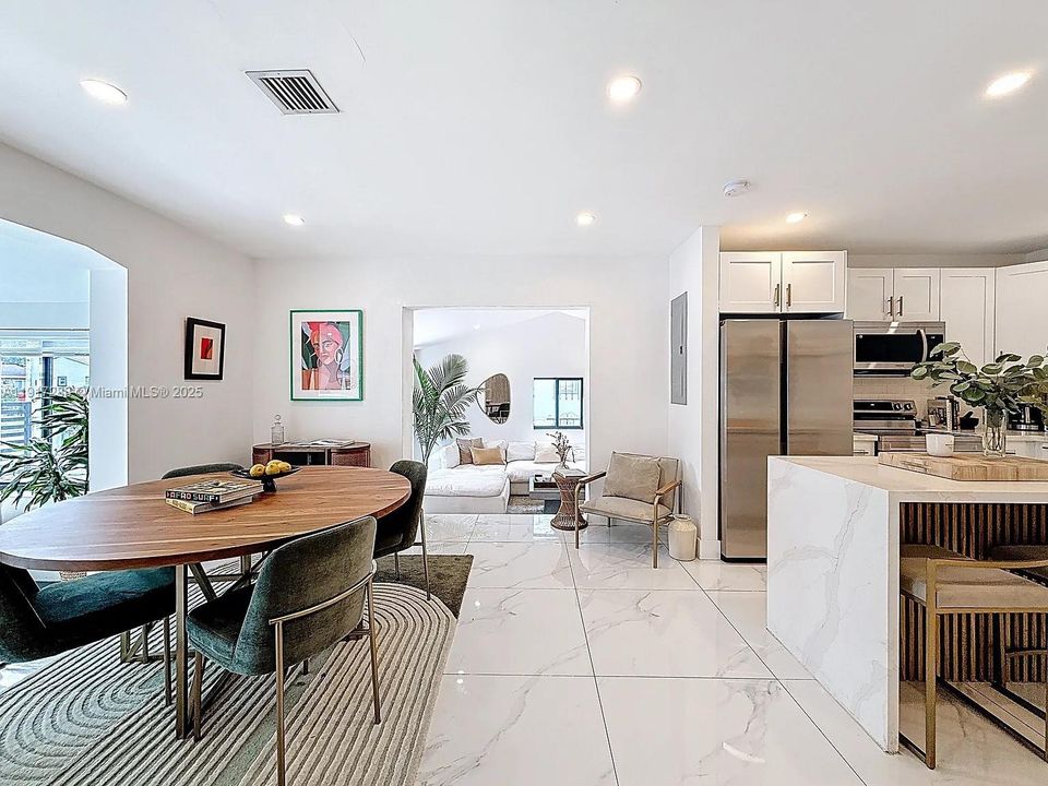 出租: $5,500 (4 贝兹, 3 浴室, 1646 平方英尺)