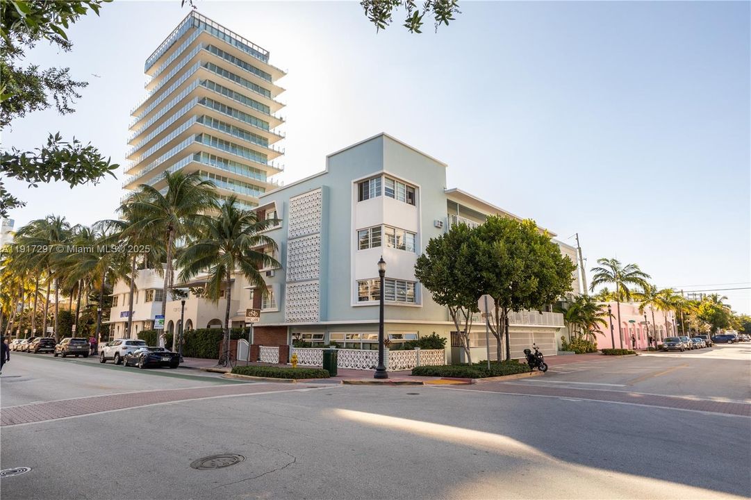 For Sale: $499,000 (1 beds, 2 baths, 800 Square Feet)