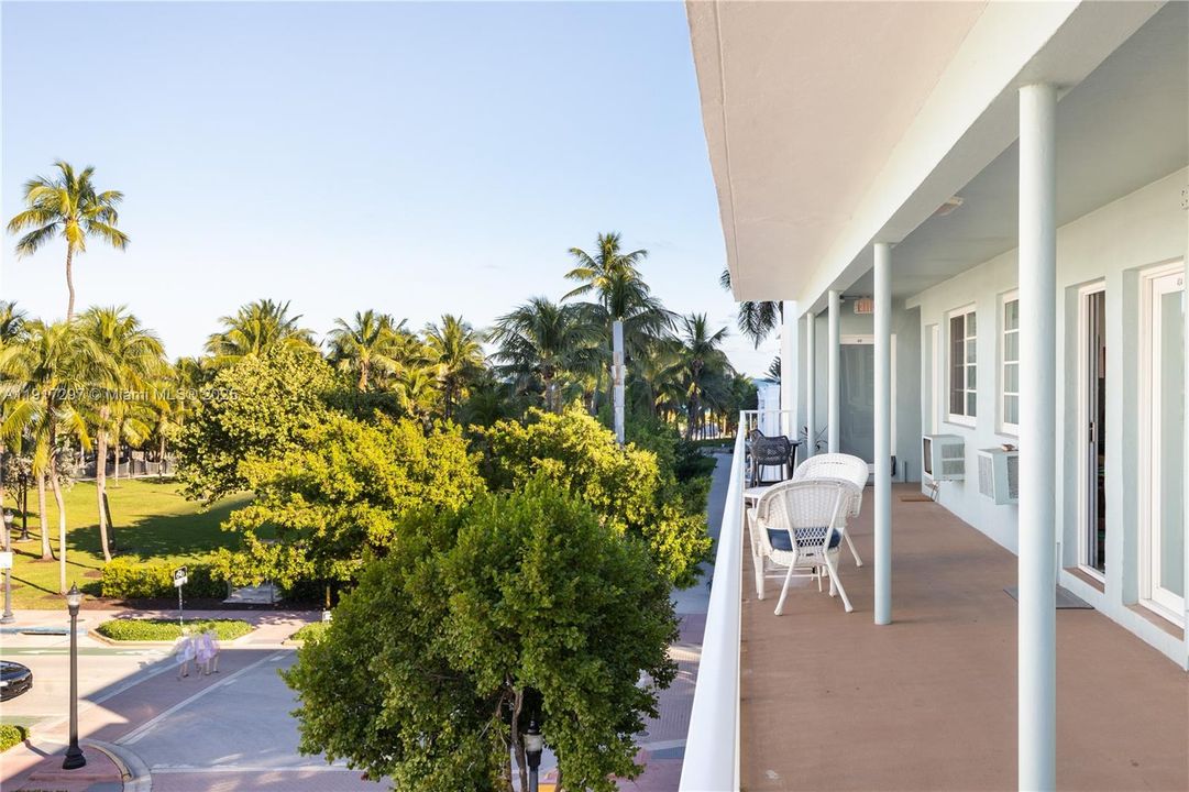 For Sale: $499,000 (1 beds, 2 baths, 800 Square Feet)