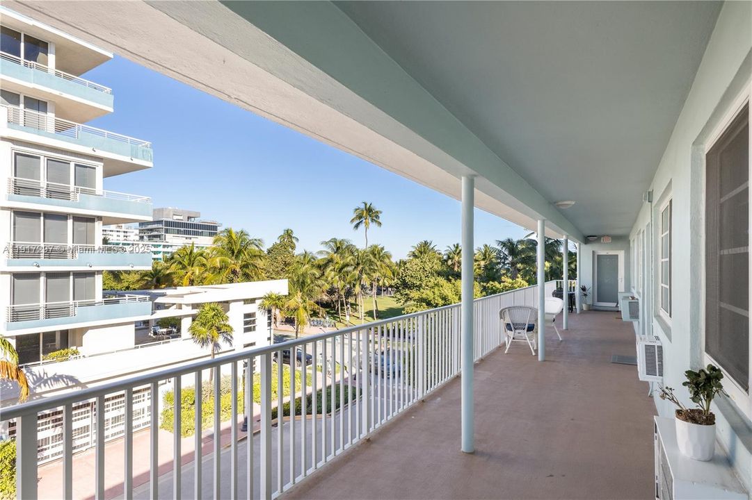 For Sale: $499,000 (1 beds, 2 baths, 800 Square Feet)