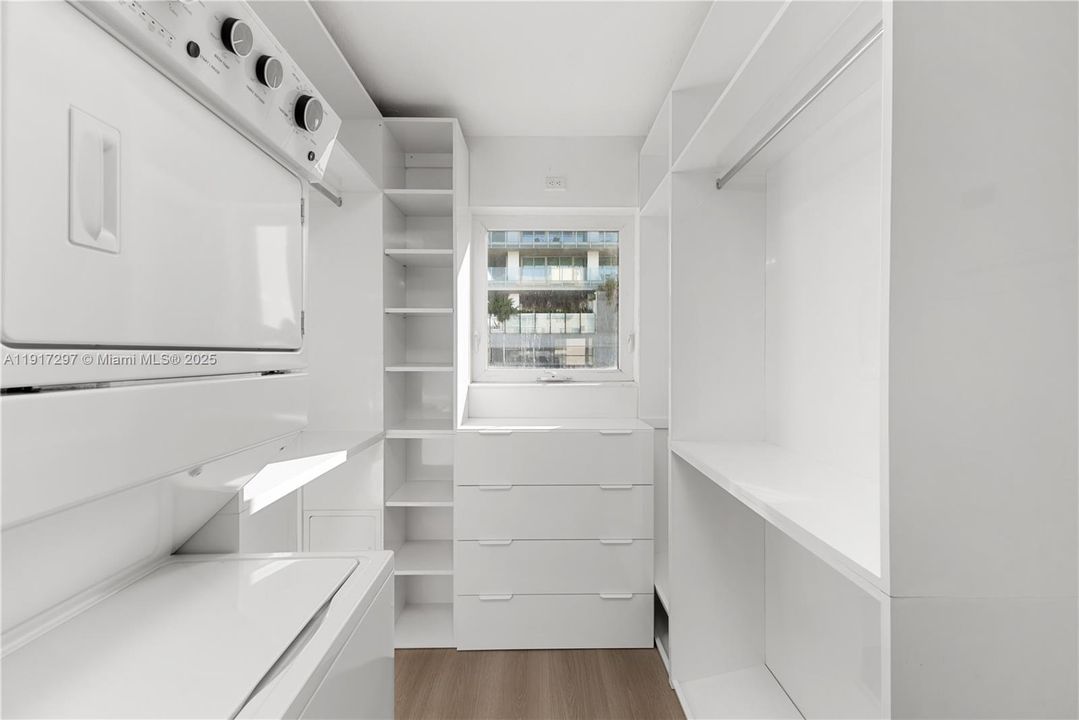 For Sale: $499,000 (1 beds, 2 baths, 800 Square Feet)