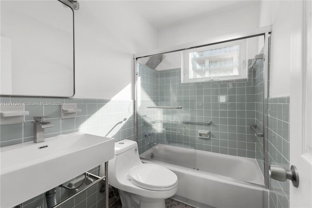 For Sale: $499,000 (1 beds, 2 baths, 800 Square Feet)