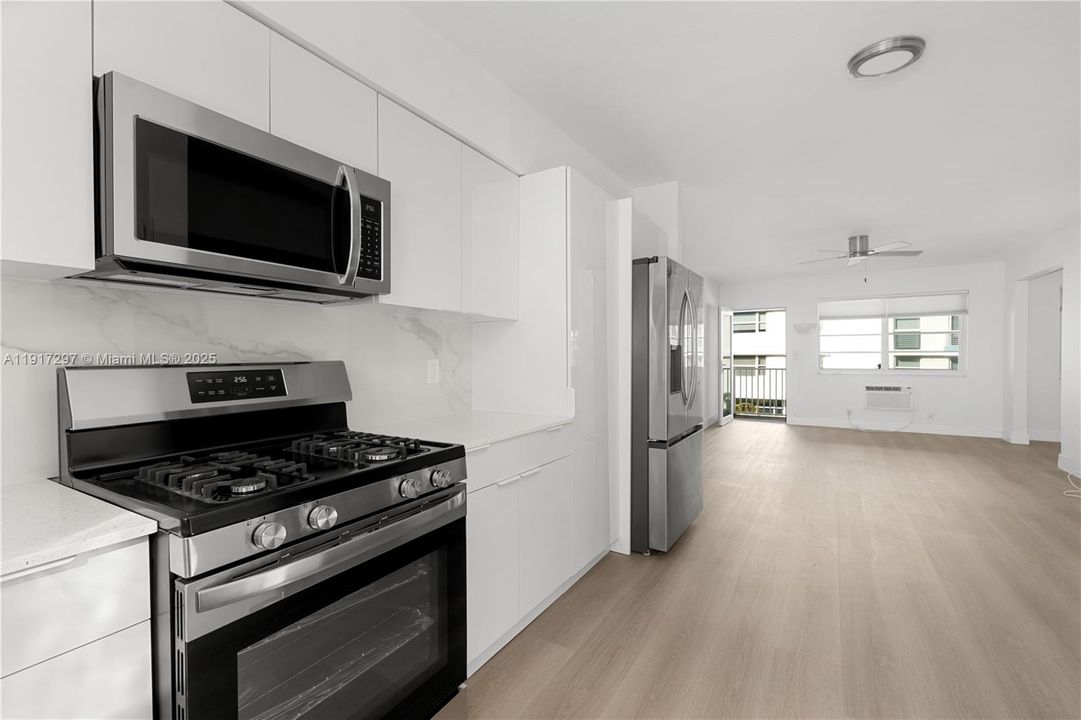 For Sale: $499,000 (1 beds, 2 baths, 800 Square Feet)
