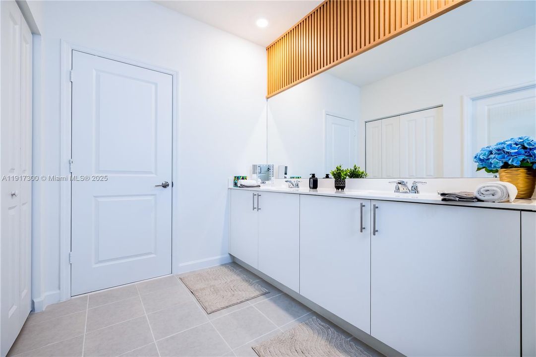 出租: $6,000 (4 贝兹, 3 浴室, 0 平方英尺)