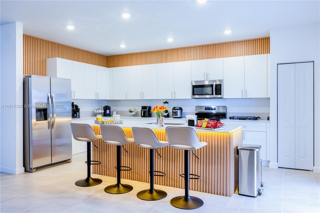 出租: $6,000 (4 贝兹, 3 浴室, 0 平方英尺)