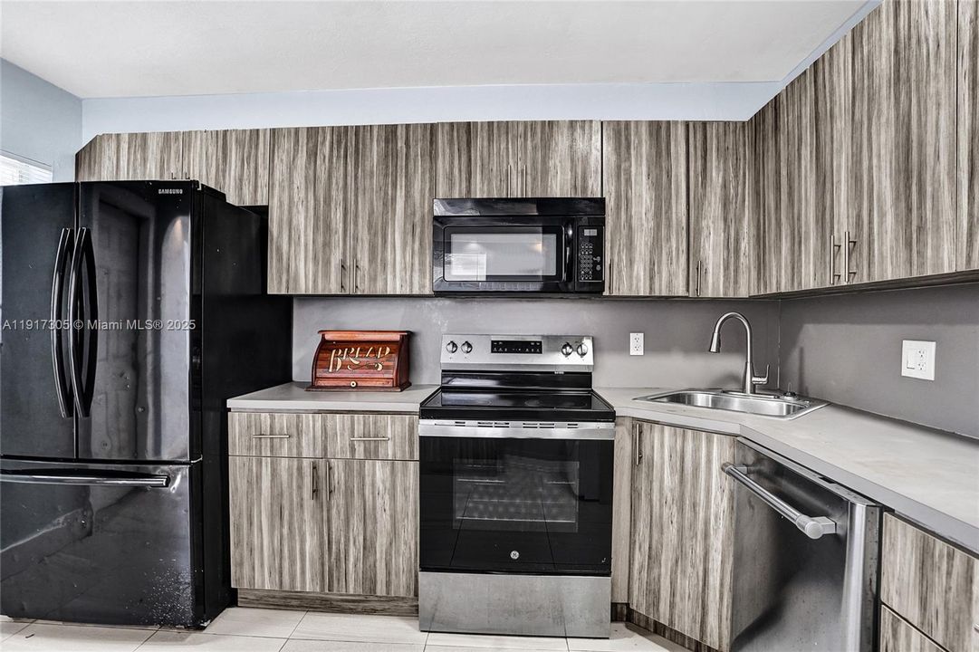 合同活跃: $550,000 (0 贝兹, 0 浴室, 1718 平方英尺)