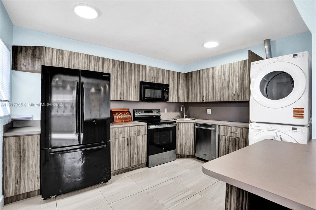 合同活跃: $550,000 (0 贝兹, 0 浴室, 1718 平方英尺)