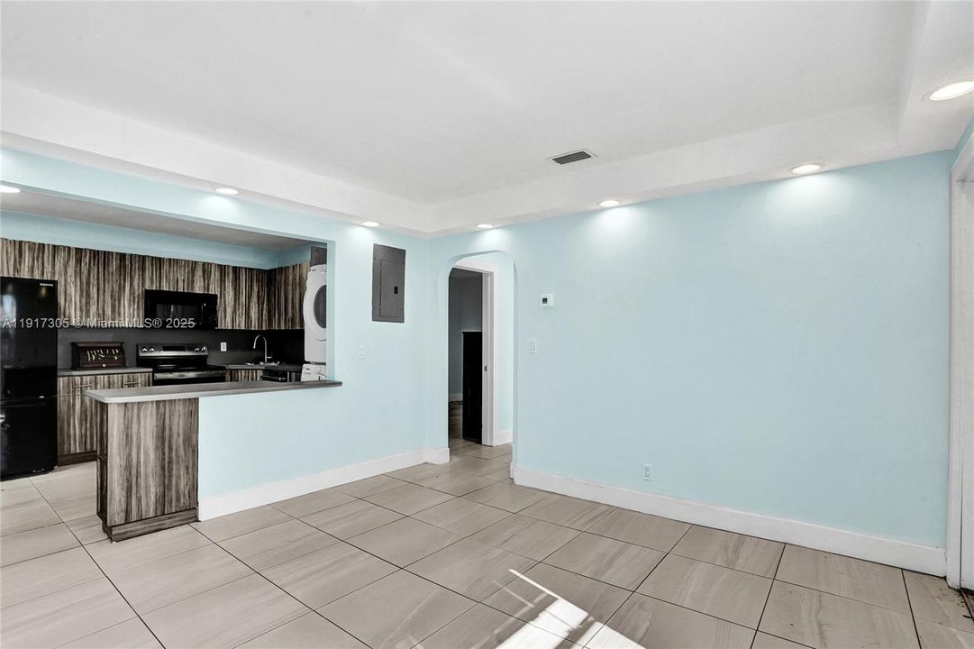 合同活跃: $550,000 (0 贝兹, 0 浴室, 1718 平方英尺)