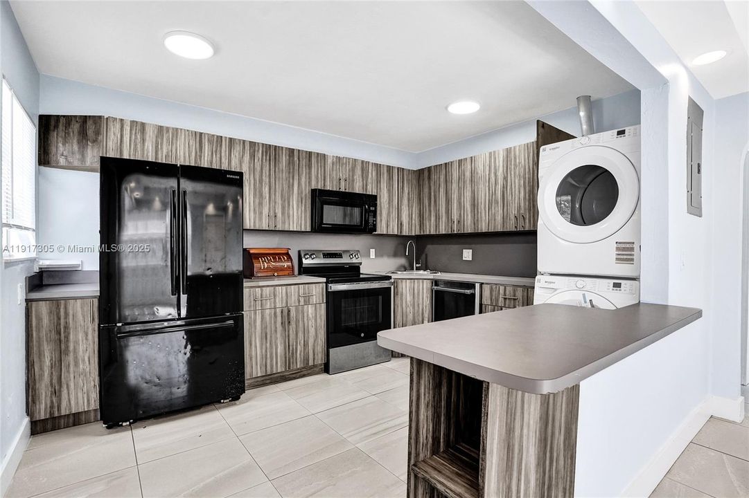 合同活跃: $550,000 (0 贝兹, 0 浴室, 1718 平方英尺)