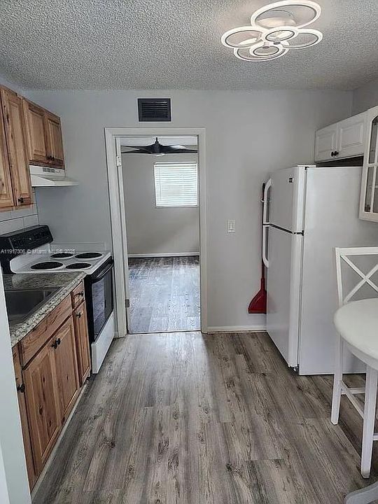 For Sale: $145,000 (1 beds, 1 baths, 473 Square Feet)