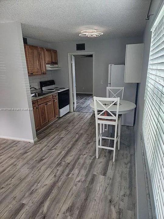 For Sale: $145,000 (1 beds, 1 baths, 473 Square Feet)