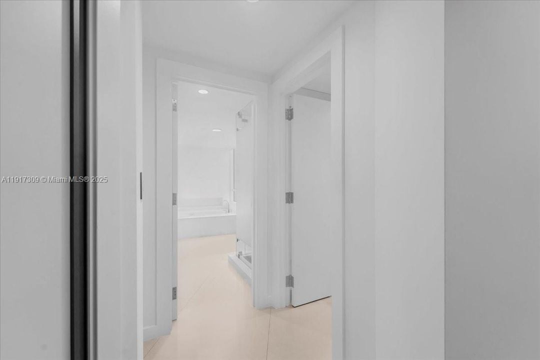 合同活跃: $2,450,000 (3 贝兹, 4 浴室, 2600 平方英尺)