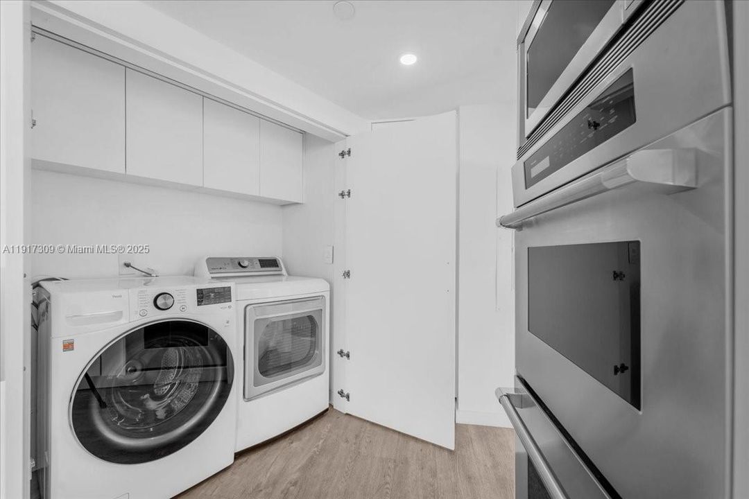 合同活跃: $2,450,000 (3 贝兹, 4 浴室, 2600 平方英尺)