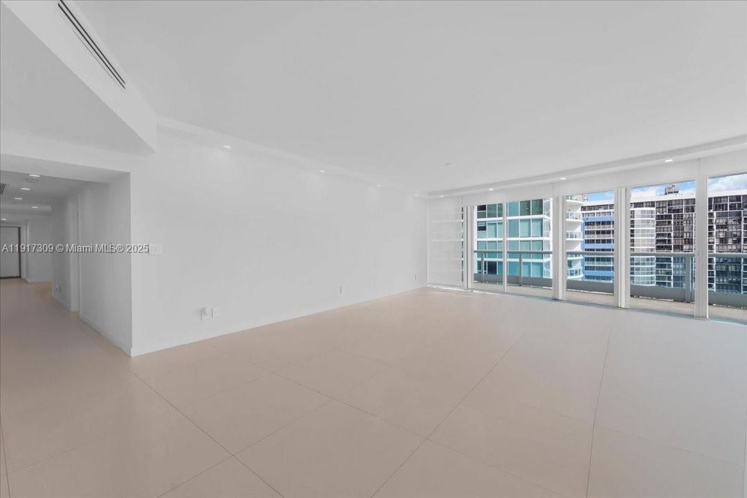 合同活跃: $2,450,000 (3 贝兹, 4 浴室, 2600 平方英尺)