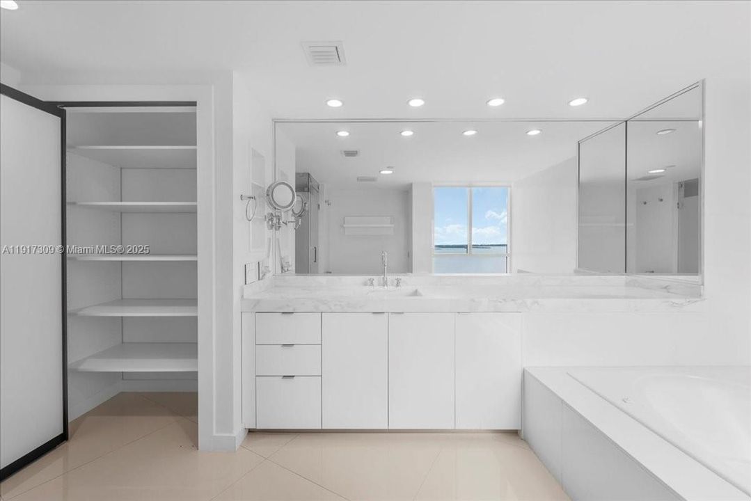 合同活跃: $2,450,000 (3 贝兹, 4 浴室, 2600 平方英尺)