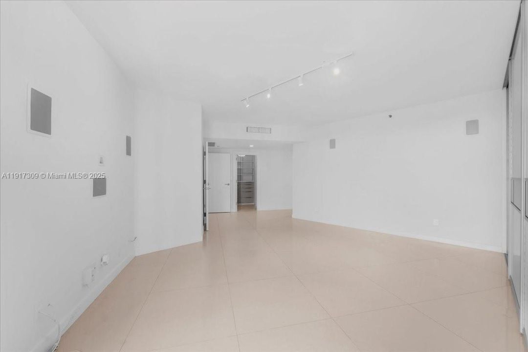 合同活跃: $2,450,000 (3 贝兹, 4 浴室, 2600 平方英尺)