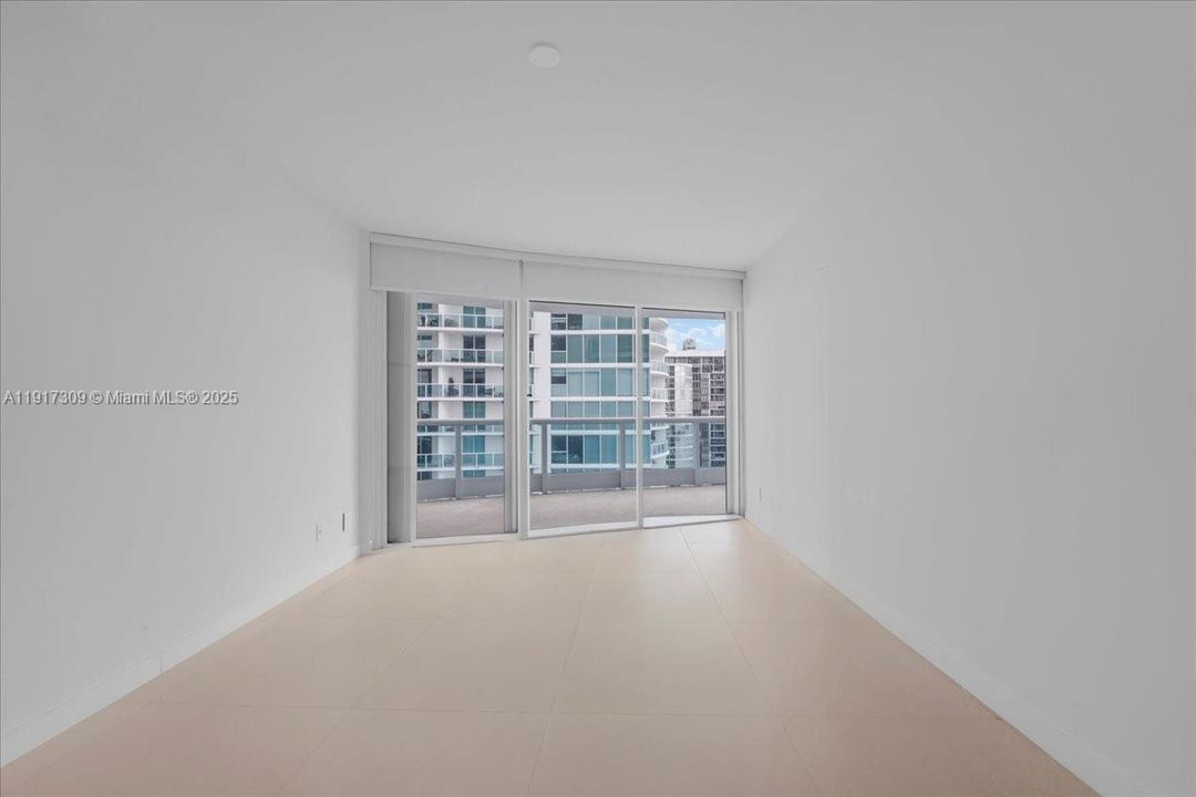 合同活跃: $2,450,000 (3 贝兹, 4 浴室, 2600 平方英尺)