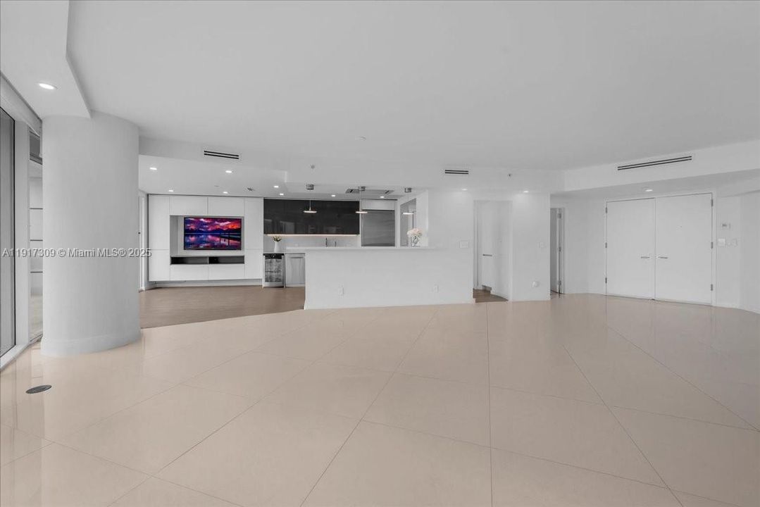 合同活跃: $2,450,000 (3 贝兹, 4 浴室, 2600 平方英尺)