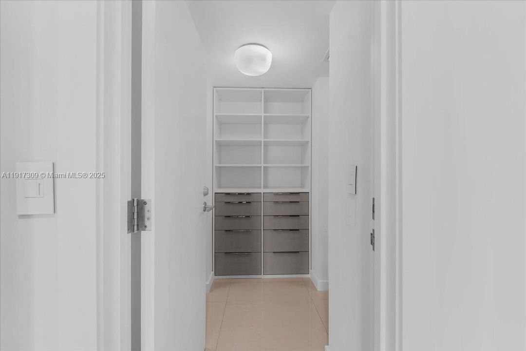 合同活跃: $2,450,000 (3 贝兹, 4 浴室, 2600 平方英尺)