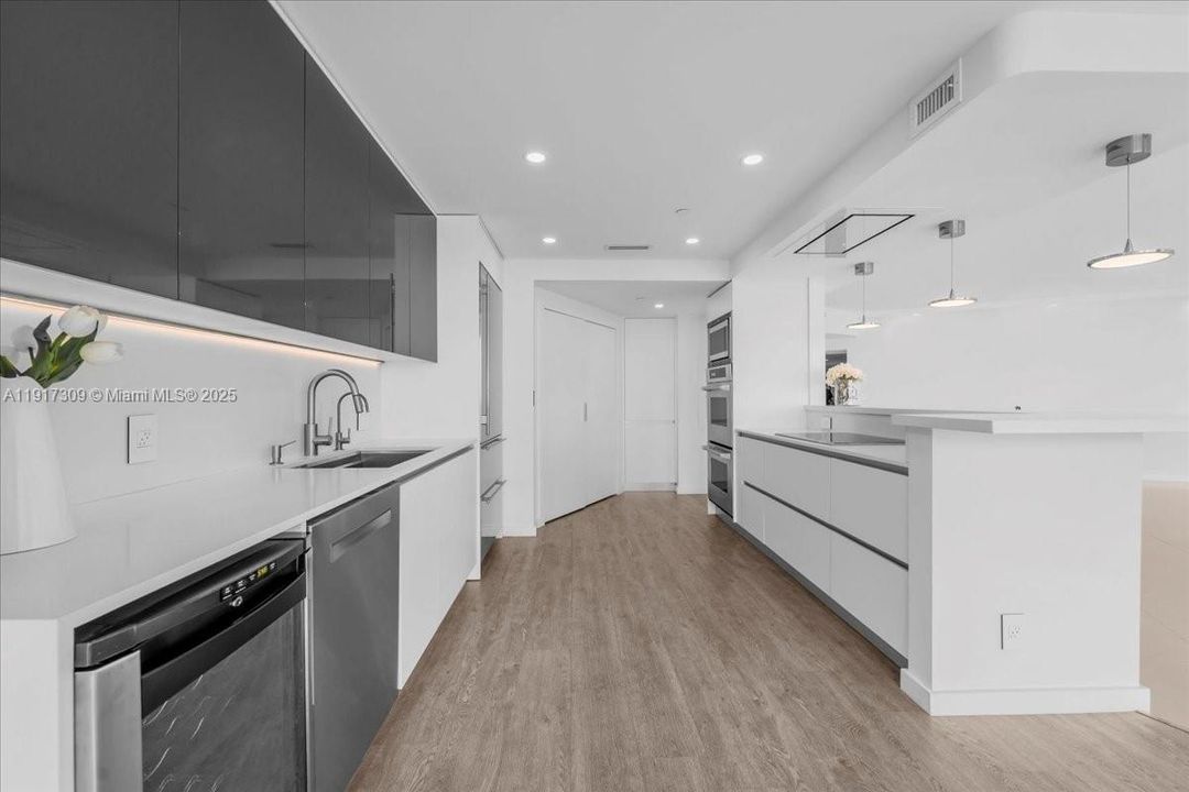 合同活跃: $2,450,000 (3 贝兹, 4 浴室, 2600 平方英尺)