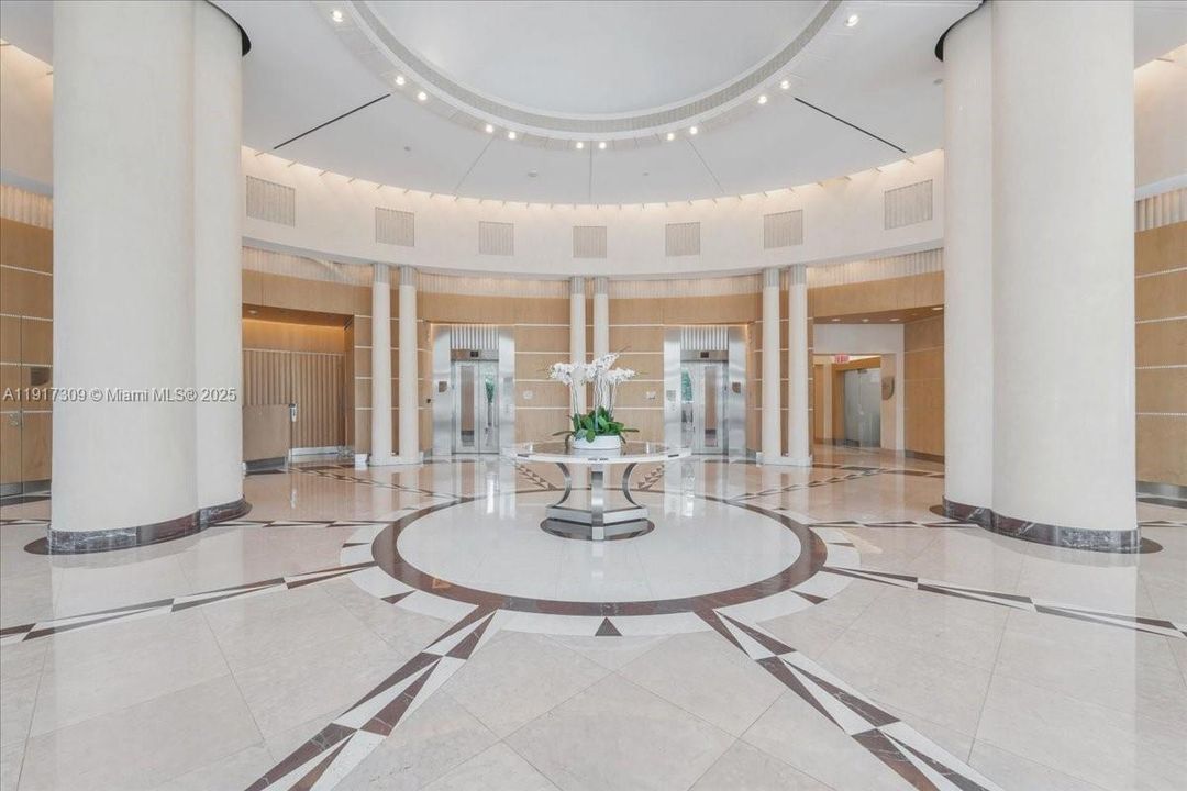 合同活跃: $2,450,000 (3 贝兹, 4 浴室, 2600 平方英尺)