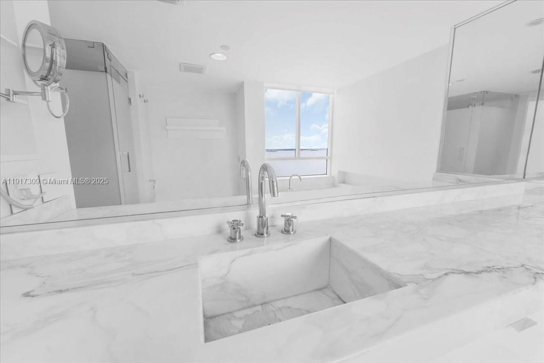 合同活跃: $2,450,000 (3 贝兹, 4 浴室, 2600 平方英尺)