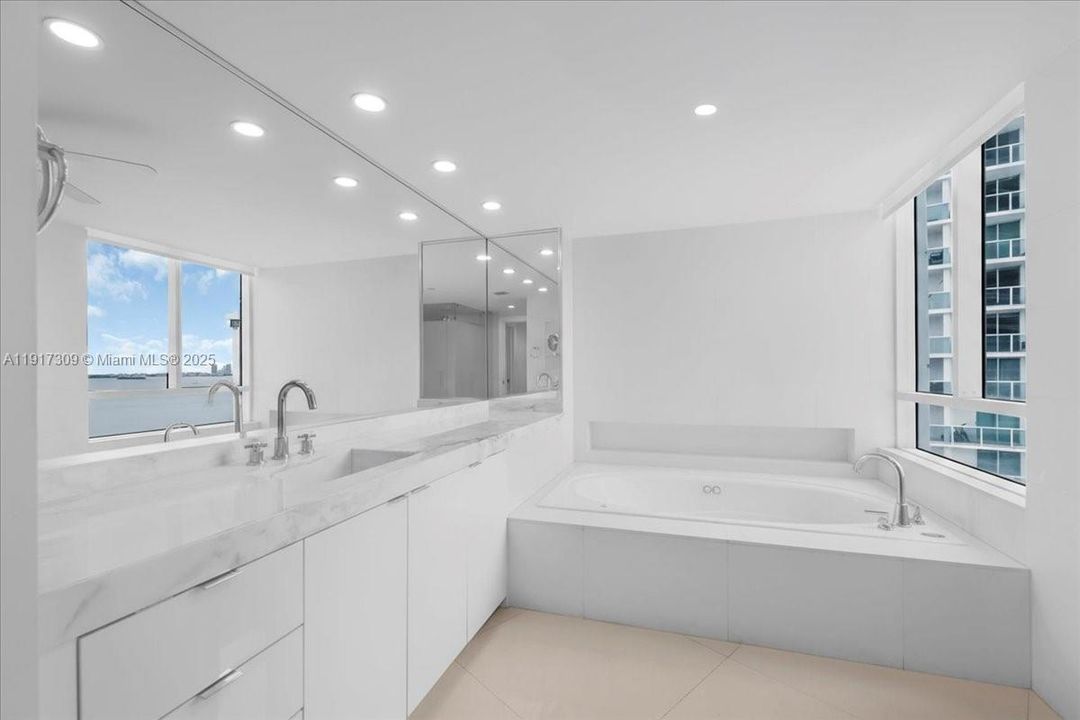 合同活跃: $2,450,000 (3 贝兹, 4 浴室, 2600 平方英尺)