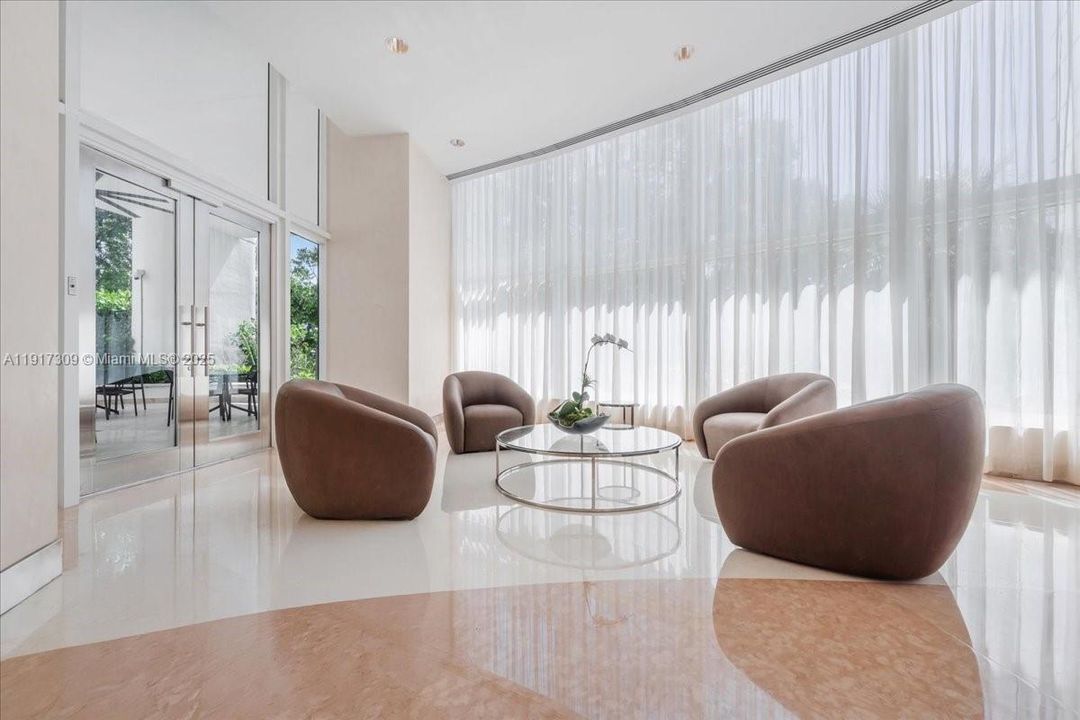 合同活跃: $2,450,000 (3 贝兹, 4 浴室, 2600 平方英尺)