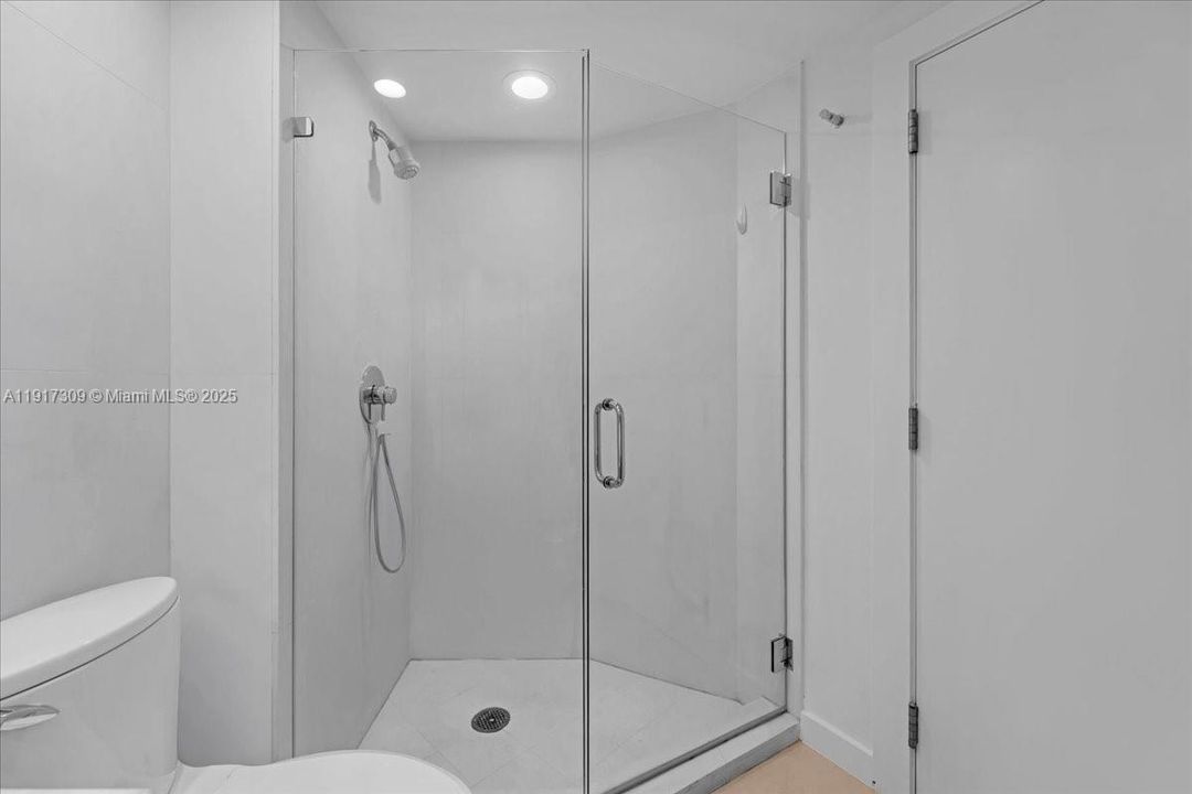 合同活跃: $2,450,000 (3 贝兹, 4 浴室, 2600 平方英尺)