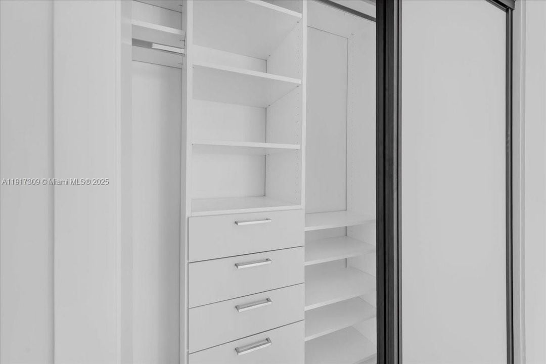 合同活跃: $2,450,000 (3 贝兹, 4 浴室, 2600 平方英尺)