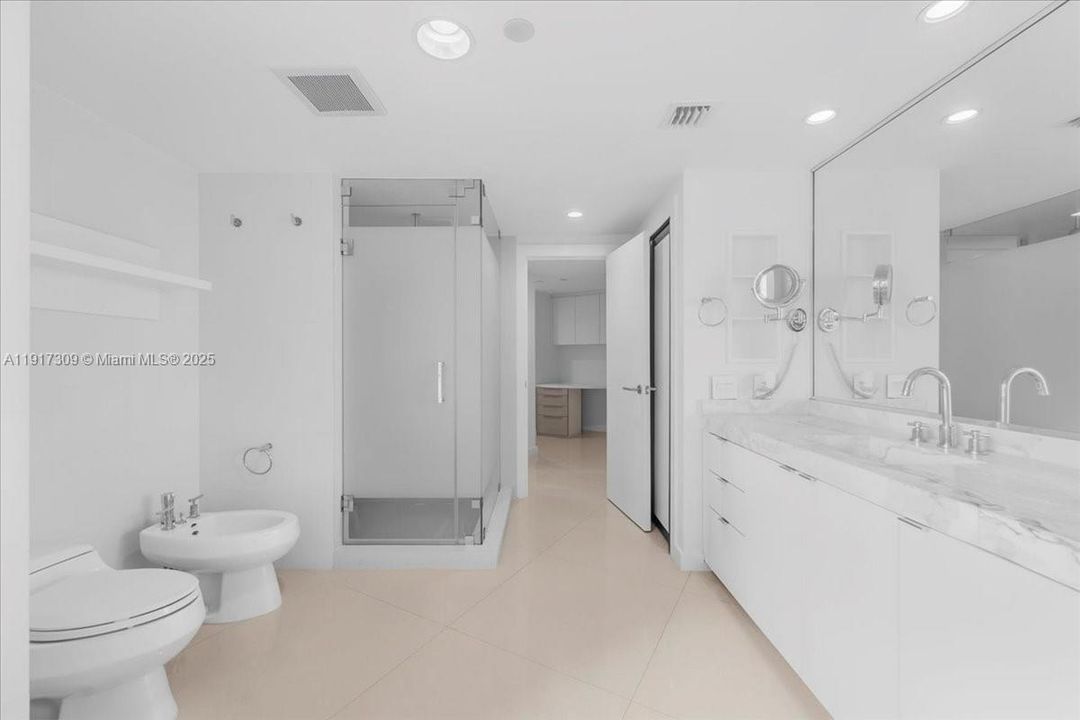 合同活跃: $2,450,000 (3 贝兹, 4 浴室, 2600 平方英尺)