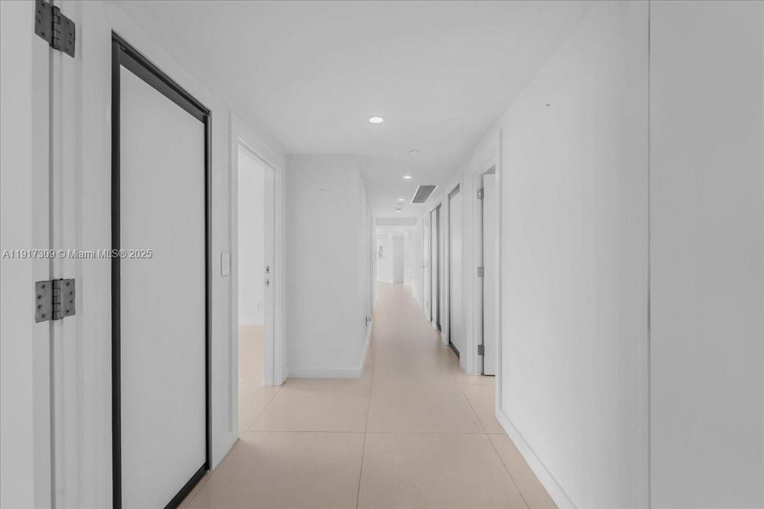 合同活跃: $2,450,000 (3 贝兹, 4 浴室, 2600 平方英尺)